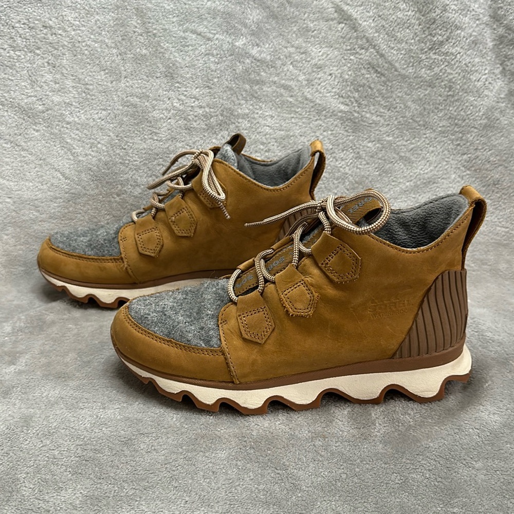 Women’s Sorel Kinetic Caribou Waterproof Boots size 8